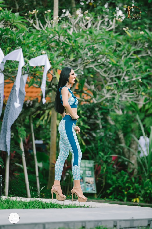 Inilah penampilan wakil Tanah Air, Andina Julie, Miss Grand Indonesia 2022 saat sportswear competition Miss Grand International 2022 di Bali. Foto: Dok. Yayasan Dunia Mega Bintang, Facebook Miss Grand International