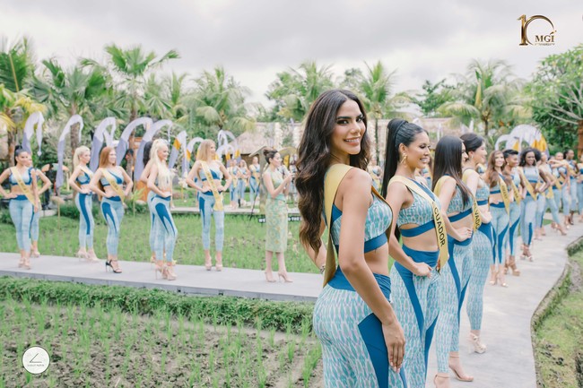 Sportswear Competition Miss Grand International 2022 diselenggarakan pada Minggu, 9 Oktober 2022 di Restaurant Bebek Tepi Sawah Bali. Dalam kompetisi tersebut, 69 finalis Miss Grand International 2022 menggunakan sportswear yang dirancang oleh desainer Didiet Maulana dan diproduksi oleh produsen pakaian olahraga Corenation. Foto: Dok. Yayasan Dunia Mega Bintang, Facebook Miss Grand International