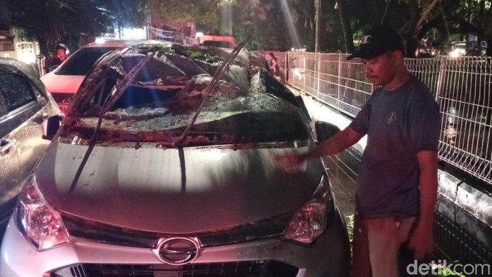 Mobil taksi online di Makassar, Sulsel, yang tertimpa pohon.