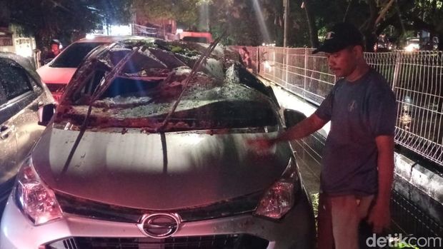 Mobil taksi online di Makassar, Sulsel, yang tertimpa pohon.