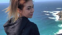 Model cantik dan seksi berusia 26 tahun itu mencium bibir aktor mandarin Erik Tsang yang usianya 69 tahun. Ini membuat heboh jagad maya. (Foto: Dok. Instagram)