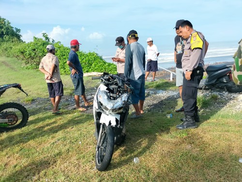 Motor milik korban hanyut di jembatan Tukad Yeh Ho antara Desa Tibubiu, Kecamatan Kerambitan dan Desa Beraban, Kecamatan Selemadeg Timur, ditemukan pada Senin (10/10/2022) pagi. (Istimewa)