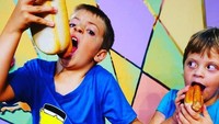 Seolah menjadi dunia yang menyenangkan, banyak anak-anak yang juga tak bisa lepas dengan berbagai benda yang dipamerkan. Salah satunya hot dog raksasa yang membuat dua pengunjung ini merasa lapar. Foto: Instagram/wonderfoodmuseum