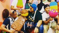 Enak banget! Di Wonderfood Museum juga ada berbagai es dan permen yang ukurannya setengah badan manusia dewasa. Foto: Instagram/wonderfoodmuseum