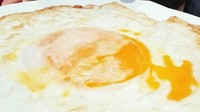 Pernah membayangkan telur terbesar di dunia? Pengunjung yang satu ini dibuat terkesima dengan sebuah telur ceplok yang bagian kuningnya sebesar wajah manusia. Foto: Instagram/wonderfoodmuseum
