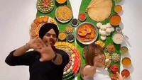 Makan di atas daun pisang identik dengan gaya makan khas Melayu. Nasi dan lauk pauk yang disajikan di atas daun pisang ini panjangnya setinggi manusia dewasa. Foto: Instagram/wonderfoodmuseum