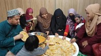 Roti canai dan kuah kari cukup populer di Malaysia. Di Wonderfood Museum ada kreasi roti canai terbesar di dunia yang porsinya bisa dimakan oleh satu keluarga besar. Foto: Instagram/wonderfoodmuseum