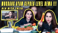 Nita Thalia pernah mengunggah momen mukbang. Begini sang penyanyi ketika mukbang ayam geprek yang pedasnya nendang! Foto: Instagram @nitathalia.real & YouTube
