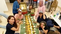 Momen Nita bersama teman-temannnya tampak seru. Ini kebersamaan mereka saat menikmati nasi kuning ala botram Sunda. Foto: Instagram @nitathalia.real & YouTube