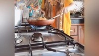Nita juga kerap memperlihatkan kalau ia jago memasak dalam video TikTok miliknya. Seperti saat membuat tumisan berikut ini. Foto: Instagram @nitathalia.real & YouTube