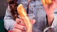 Saat berada di ruang tunggu, Nita biasanya mengisi waktu luang dengan ngemil. Ia pernah terlihat menyantap cakwe dengan cocolan saus asam pedas. Foto: Instagram @nitathalia.real & YouTube
