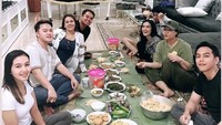 Momen lain Nita Thalia ketika makan nasi liwet dengan aneka lauk di rumah Iis Dahlia. Mereka makan bersama di lantai yang beralaskan daun pisang. Foto: Instagram @nitathalia.real & YouTube