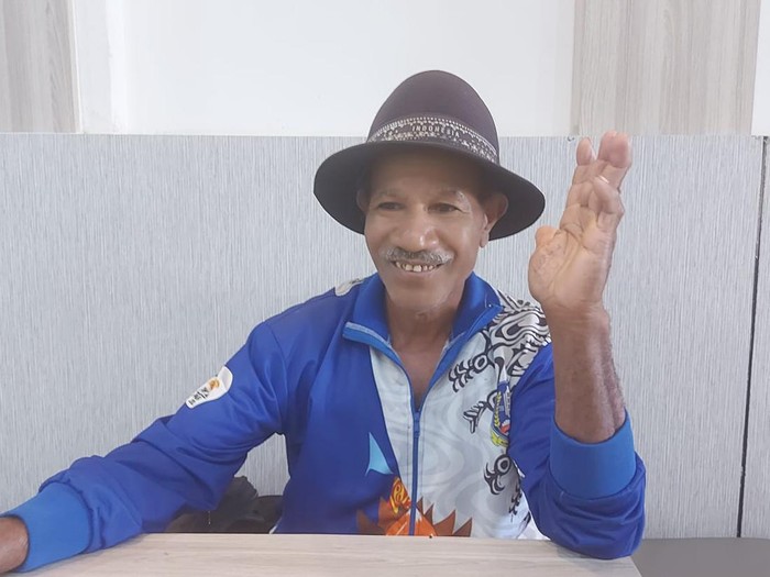 Ondofolo Sentani, Jayapura, Boas Assa Enoch mengkritik pengukuhan Lukas Enembe jadi Kepala Suku Besar di Papua.
