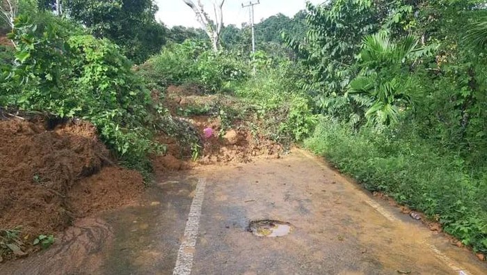 Satu titik ruas jalan longsor di Kota Palopo, Sulawesi Selatan (Sulsel) masih tertutup longsor.