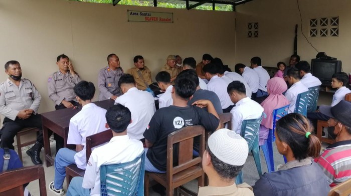 Para pelajar yang terjaring razia dan orang tua siswa saat pembinaan di Polsek Ngawen Para pelajar yang terjaring razia dan orang tua siswa saat pembinaan di Polsek Ngawen, Dalam razia ini ada 16 pelajar yang terciduk bolos sekolah.