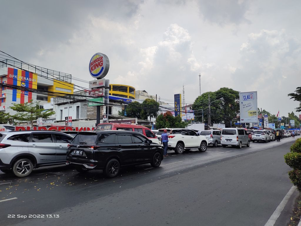 Parkir tepi jalan umum (TJU) di Jalan Diponegoro, Kota Serang. (Foto: dok. KJI Banten)