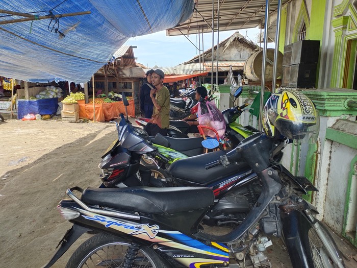 Parkir tepi jalan umum (TJU) di Pasar Karangantu, Kasemen, Kota Serang. (Foto: dok. KJI Banten)
