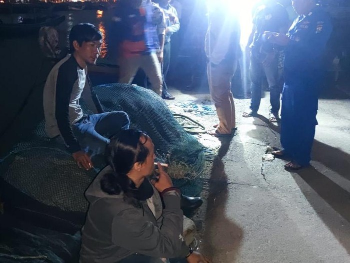 pemancing terombang-ambing di Perairan Gresik