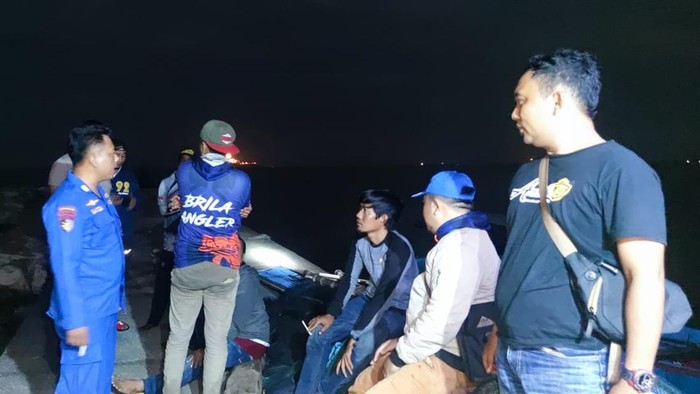 pemancing terombang-ambing di Perairan Gresik