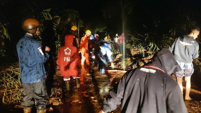 Pembersihan material tanah longsor di jalur Banjarnegara – Karangkobar