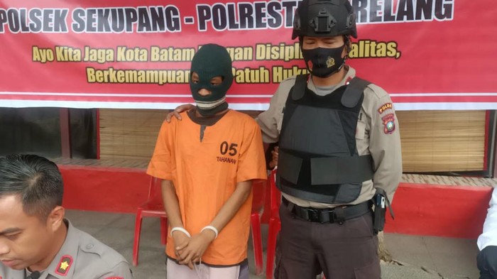 SA (22) saat dihadirkan dengan mengenakan baju tahanan usai memperkosa ABG hingga 7  kali. (Foto: Istimewa)