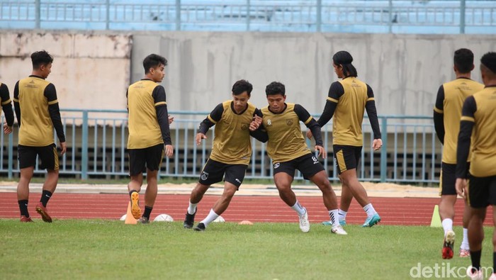 Pemian Gresik United tengah berlatih