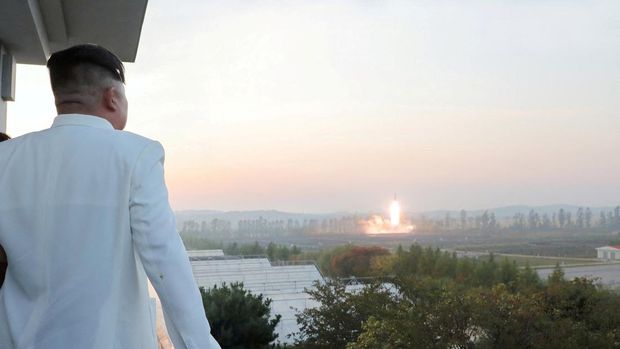 Pemimpin tertinggi Korea Utara, Kim Jong Un, memantau langsung uji coba rudal yang dilakukan negaranya dua pekan belakangan sebagai latihan untuk menyerang Korea Selatan. (via REUTERS/KCNA)