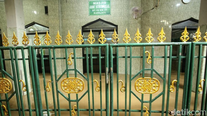 Penampakan Ketinggian Banjir di Rawajati Warga membersihkan rumah saat banjir melanda Rawajati, Jakarta, Senin (10/10/2022). Banjir melanda sejumlah pemukiman di Jakarta salah satunya Rawajati.