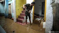 Di beberapa lokasi sebagian warga mulai membersihkan lumpur sisa banjir di dalam rumahnya.
