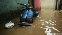 Motor warga yang belum sempat dievakuasi tampak terendam banjir.