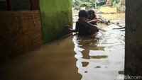 Banjir ini akibat meluapnya Sungai Ciliwung.