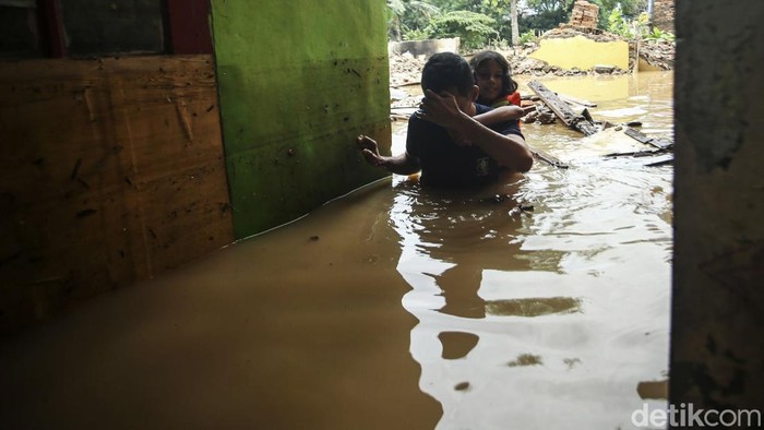 Penampakan Ketinggian Banjir di Rawajati Warga membersihkan rumah saat banjir melanda Rawajati, Jakarta, Senin (10/10/2022). Banjir melanda sejumlah pemukiman di Jakarta salah satunya Rawajati.