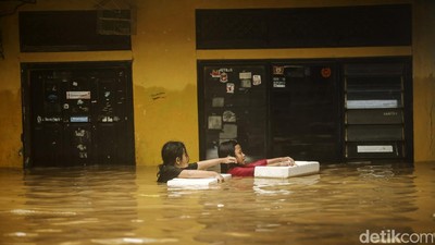 Penampakan Ketinggian Banjir di Rawajati Jakarta