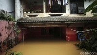 Sebagian warga memilih bertahan di lantai 2 rumahnya.