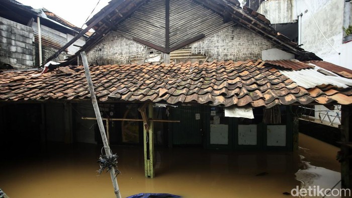 Warga membersihkan rumah saat banjir melanda Rawajati, Jakarta, Senin (10/10/2022). Banjir melanda sejumlah pemukiman di Jakarta salah satunya Rawajati.
