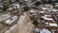 Longsor ini terjadi setelah hujan deras mengguyur wilayah Las Tejerias, Venezuela.