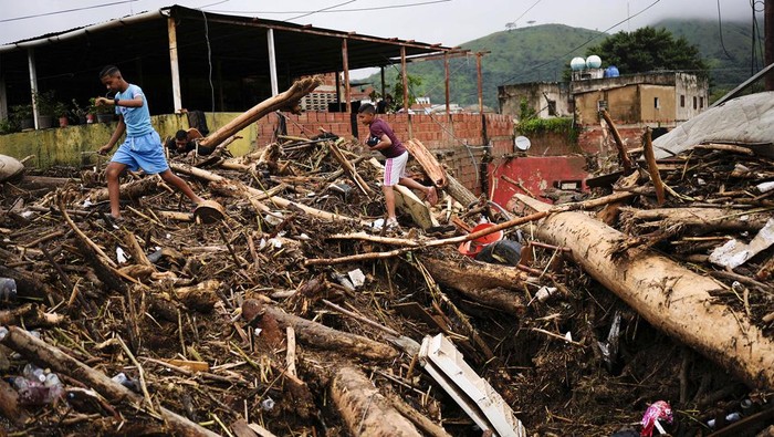 Tanah longsor terjadi di Las Tejerias, Venezuela, setelah wilayah tersebut dilanda hujan deras. Sebanyak 22 orang dilaporkan tewas dan 52 orang lainnya masih hilang.