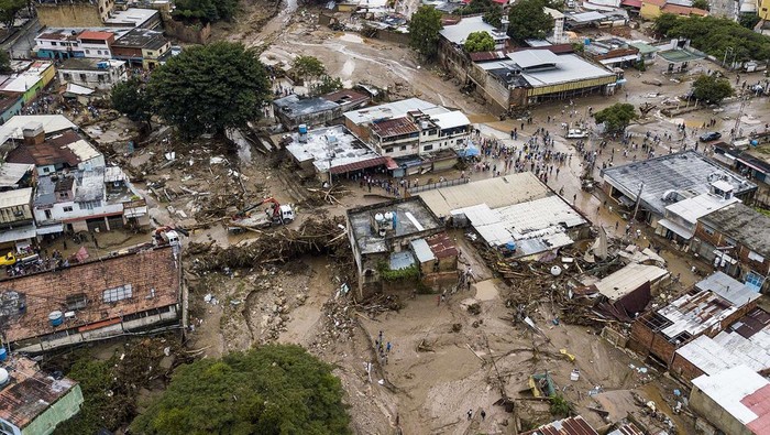 Penampakan Tanah Longsor Terjang Venezuela Tanah longsor terjadi di Las Tejerias, Venezuela, setelah wilayah tersebut dilanda hujan deras. Sebanyak 22 orang dilaporkan tewas dan 52 orang lainnya masih hilang.