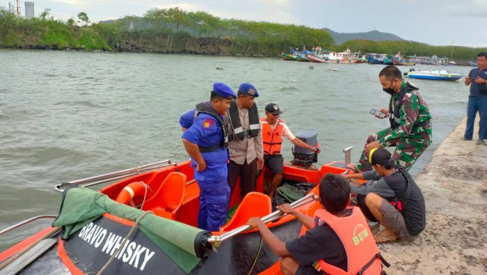 Pencarian orang hanyut di sungai di Cilegon