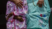 Kerabat memeluk jenazah keluarganya saat ritual Manene di Lembang Ampang Batu, Kabupaten Toraja Utara, Sulawesi Selatan. Satu per satu jenazah yang telah diawetkan dikeluarkan dari Patane. Sejumlah keluarga dan kerabat saling berkerjasama mengeluarkan dan menurunkan peti jenazah dari Liang.