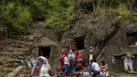 Sejumlah kerabat melakukan proses mengganti pakaian jenazah keluarganya saat ritual Manene di Lembang Ampang Batu, Kabupaten Toraja Utara, Sulawesi Selatan. Berbagai cara dilakukan masyarakat untuk menghormati leluhurnya. Seperti yang dilakukan masrakat suku Toraja. Masrakat yang tinggal di daerah pegunungan tersebut melaksanakan ritual Manene sebagai ungkapan kasih sayang dan cinta serta penghormatan kepada leluhur mereka. Digelar setiap tiga tahun di bulan Agustus atau September setelah panen raya.