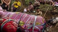Sejumlah kerabat melakukan proses mengganti pakaian jenazah keluarganya saat ritual Manene di Lembang Ampang Batu, Kabupaten Toraja Utara, Sulawesi Selatan. Meskipun beberapa agama samawi telah berkembang di daerah itu khususnya agama Kristen yang dianut oleh mayoritas masrakat Toraja, namun ritual animisme yang dilaksanakan secara turun temurun tersebut masih terus dipertahankan dan dibudayakan oleh masyarakat suku Toraja.