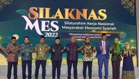 Hal ini disampaikan di acara Silaturahmi Kerja Nasional Masyarakat Ekonomi Syariah (MES) 2022 yang dihadiri oleh jajaran pengurus MES diantaranya (ki-ka) Ketua III PP, MES Firdaus Djaelani, Direktur Utama PT Bank Syariah Indonesia Tbk Hery Gunardi (Bendahara Umum PP MES), Sekretaris Jenderal PP MES Iggi Achsien, (Ketua Umum PP MES) Menteri BUMN Erick Thohir, Gubernur Bank Indonesia (Ketua Dewan Pakar PP MES) Perry Warjiyo, Wakil Ketua Dewan Pembina PP MES Agung Firman Sampurna, Ketua Dewan Komisioner LSP (Wakil Ketua Dewan Pakar PP MES) Purbaya Yudhi Sadewa, Anggota Dewan Komisioner OJK (Ketua IV PP MES) Friderica Widyasari Dewi, Bendahara III PP MES Siti Marifah.