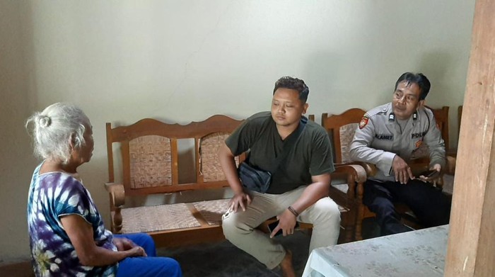 Polisi saat mendatangi lokasi warga yang jadi korban penipuan dengan modus mengaku polisi.