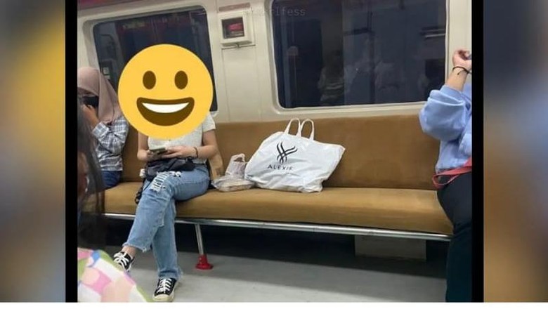 Penumpang KRL Penumpang KRL viral karena booking tempat duduk.