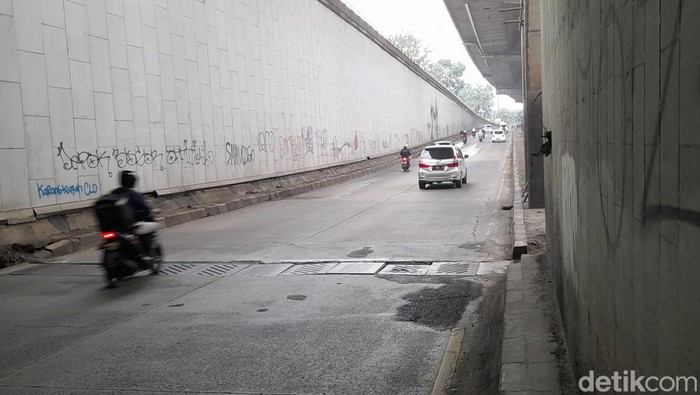 Penutup got di underpass Jl Raya Sholeh Iskandar (Sholis) Kota Bogor masih rusak dan kembali memakan korban. (M Sholihin/detikcom)