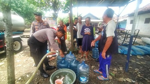 Sebanyak 5 ribu liter air bersih didistribusikan ke warga di Banjar Munduk, Desa Pengambengan, Kecamatan Negara, Jembrana Bali, Senin (10/10/2022).