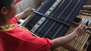 Cantiknya Tenun Ikat Tanimbar Tebar Pesona Sampai Belanda-Jepang