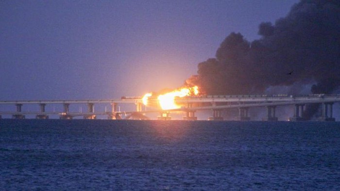 Perang Ukraina: Siapa dan apa yang menyebabkan ledakan di jembatan Krimea?