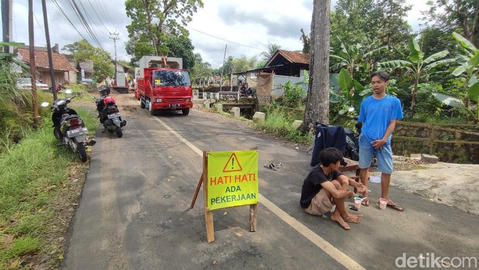 Perbaikan jalan Sadananya di Ciamis